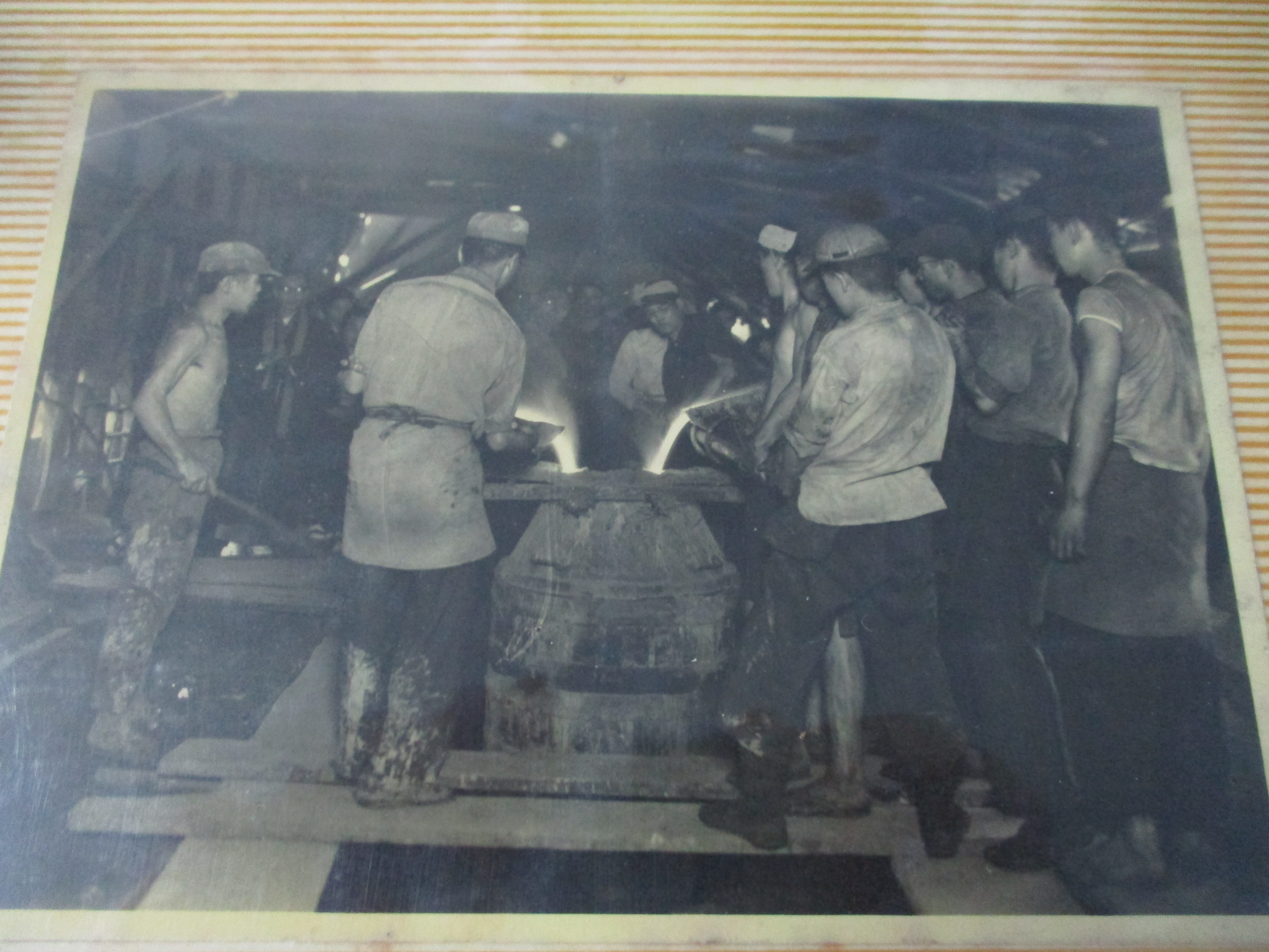 写真３　高田鋳造所の鋳造作業
