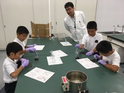 薬学部 福山市立東村小学校との連携理科実験教室 福山大学