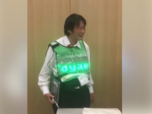 国際会議会場で着る電光掲示板を着ている山之上教授