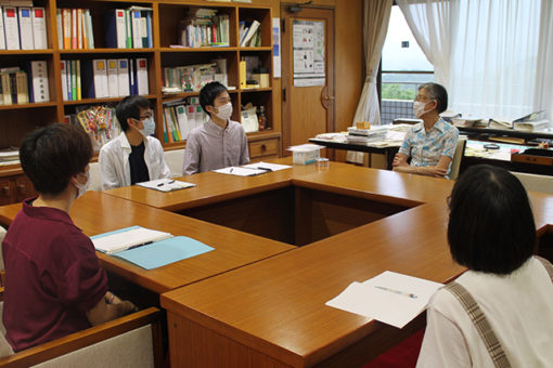 【大学教育センター】自主ゼミ「キャリアデザインゼミ」の１年生が学長室を訪問！