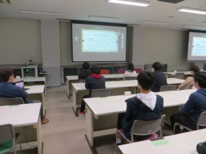 会場で視聴する3年生