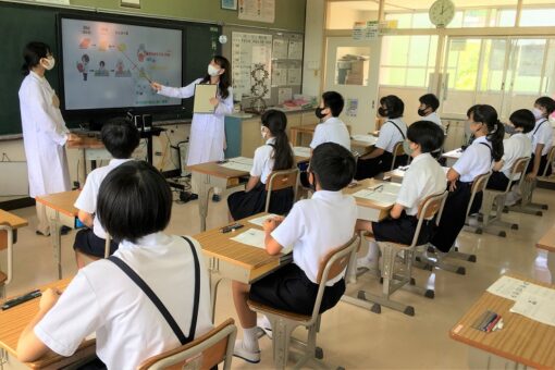 【薬学部】学生と教員が近隣小学校で遺伝子に関する講義を実施！ 