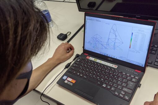 【機械システム工学科】学生手作りの電気自動車をコンピュータ解析！