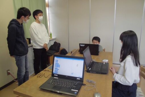 【情報工学科】尾道市総合福祉センターの「プログラミング体験」で学生が講師を担当！