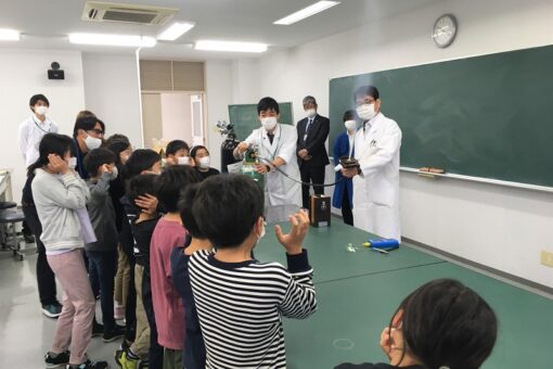 神石インターナショナルスクールの児童とワクワク理科実験教室を実施！