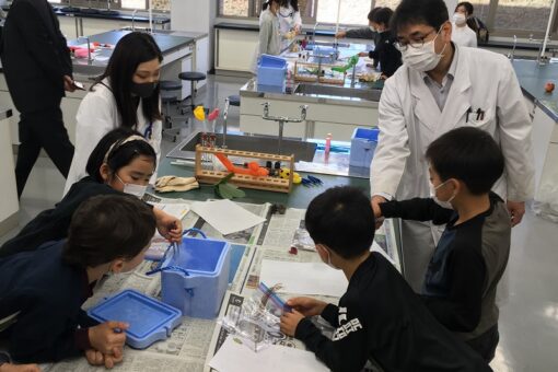 【薬学部】神石インターナショナルスクールとのワクワク理科実験教室を実施！