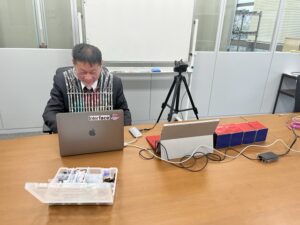 山之上教授は大学からデモ発表