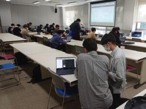 学生からの質問に答えていただいている株式会社スカイアーチテクノロジーズ社の方々