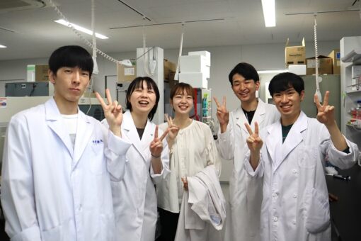 【薬学部】未来創造館で、お天気フィラーの撮影！