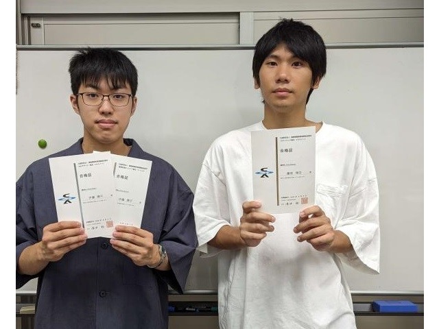 合格証を持つ伊藤君（左）と藤原君（右）