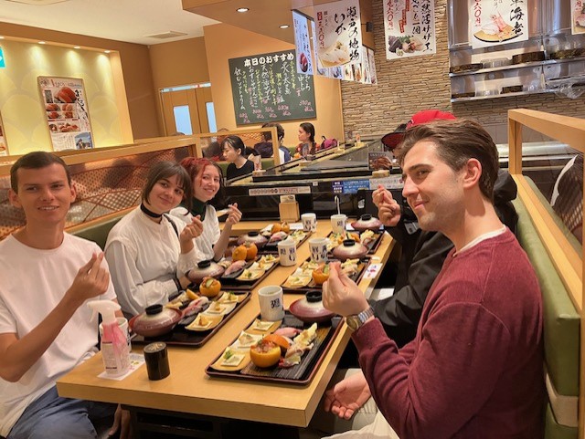 ＜見た目鮮やかで美味しそうなお寿司定食に興奮する留学生たち＞