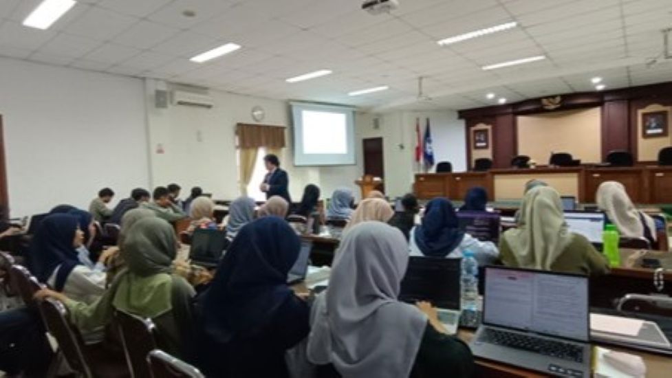 ワークショップに取り組む学生