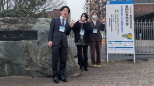 松山大学正門前での記念写真