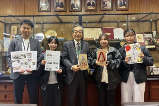 【大学教育センター】キャリアデザインゼミの学生3名が学長室を訪問！2025年度の活動成果を報告しました 