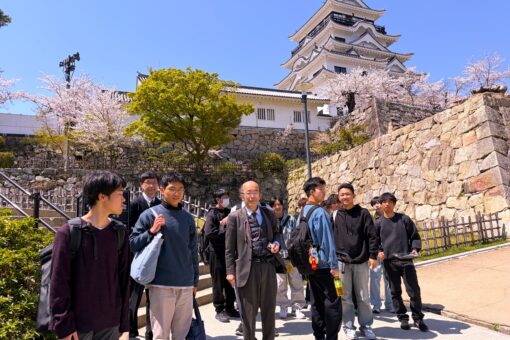 【電気電子工学科】「未来をつくる現場」を体感する一日　― 新入生企業見学ツアー報告 ― 