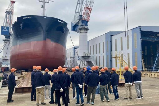 【機械システム工学科】巨大船はこうして作られる！ ～新入生が造船現場（常石造船（株））を見学～ 