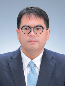 国際経済学科 教授　高山 和夫／経済学科 准教授　林田 元就