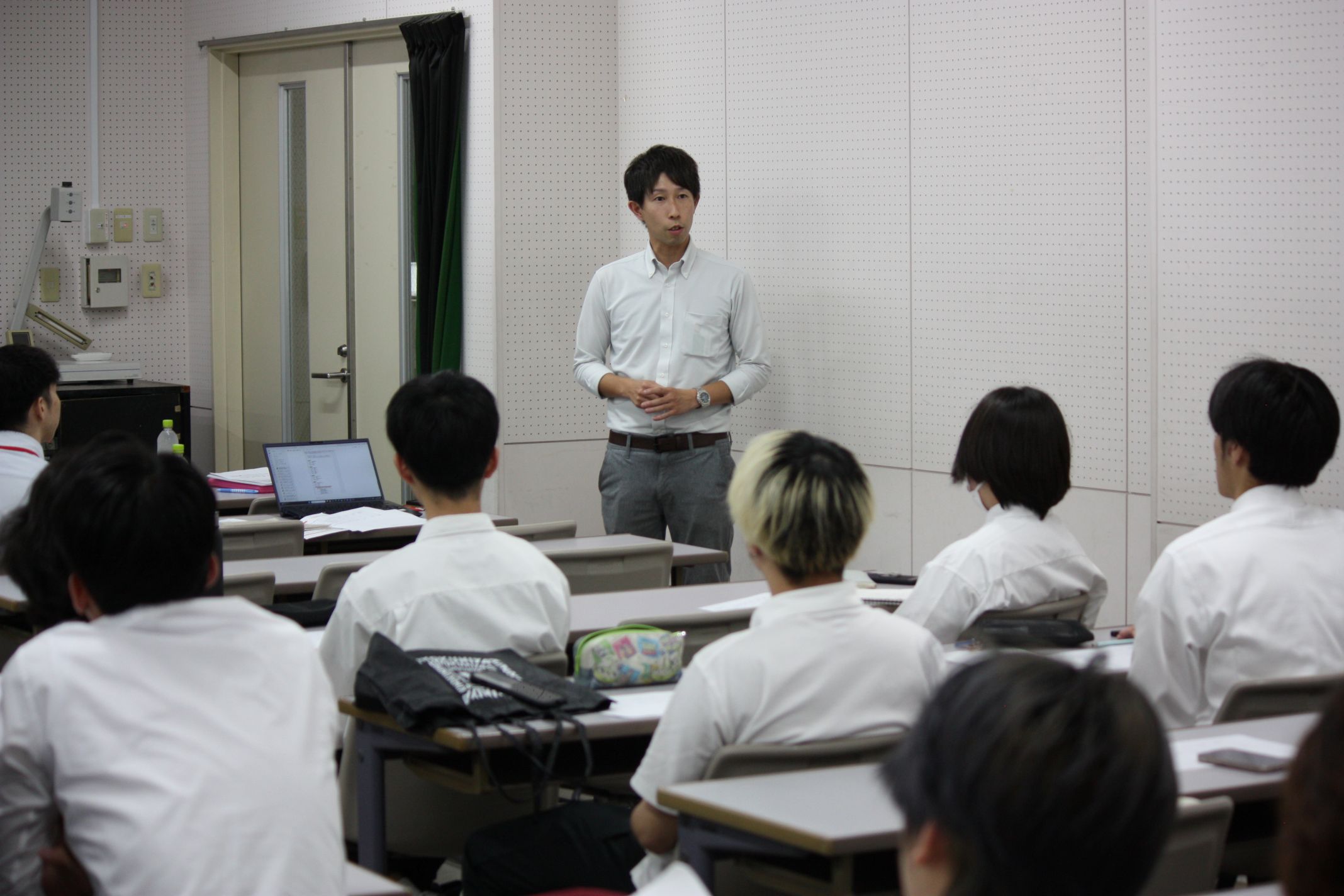 コメントを話されている伊達様。伊達様は、福山大学の出身です。