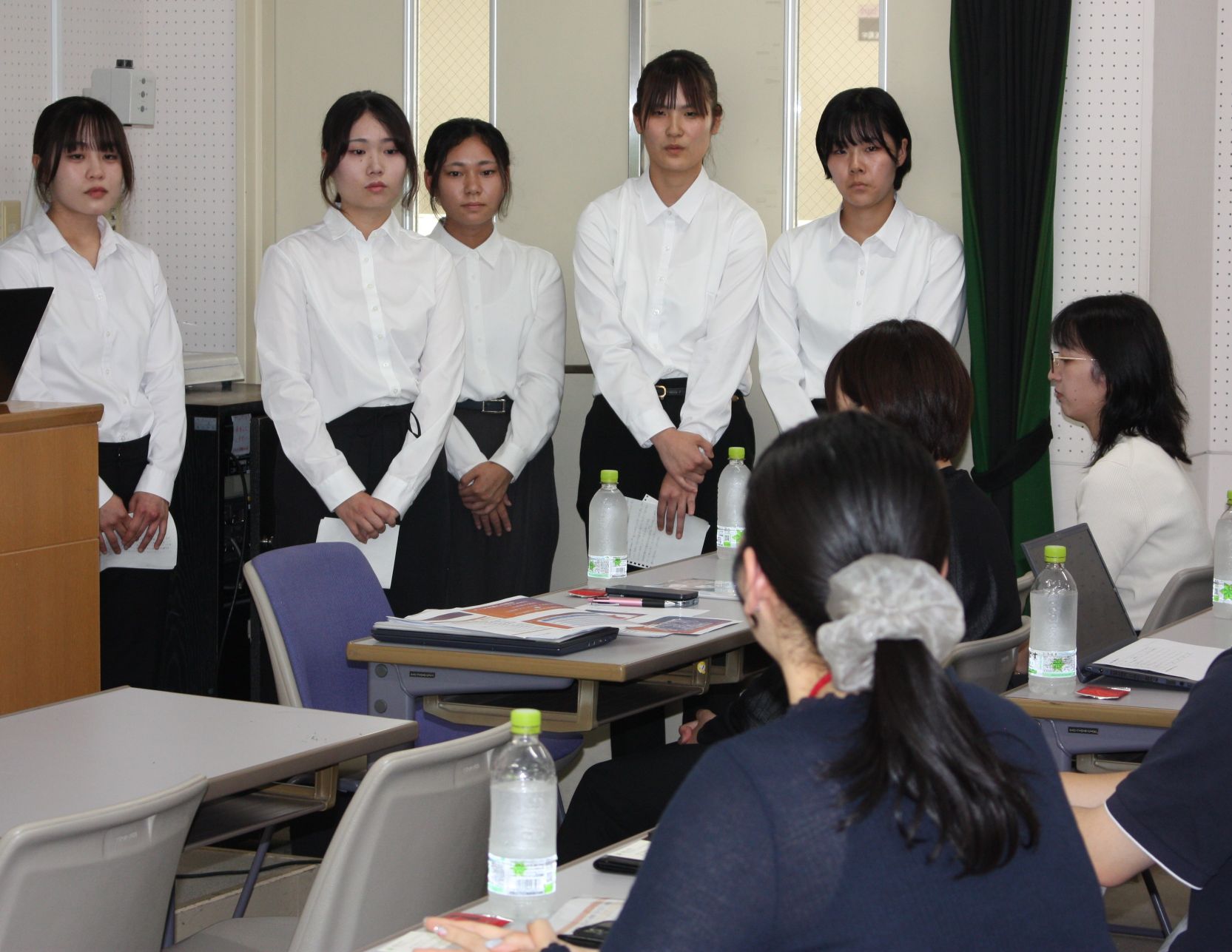発表後の講評を聴く学生たち。この経験は、社会に出てきっと役にたちます。