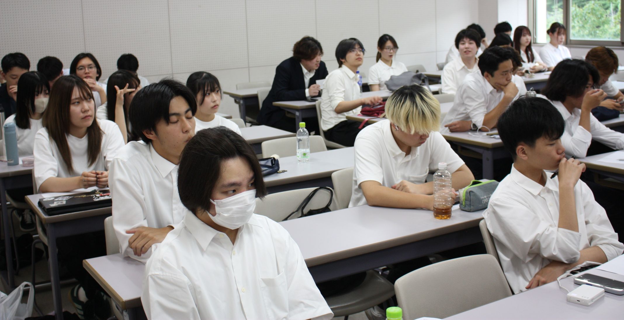 発表がすんだ学生と、まだこれからの学生。表情でわかりますね。