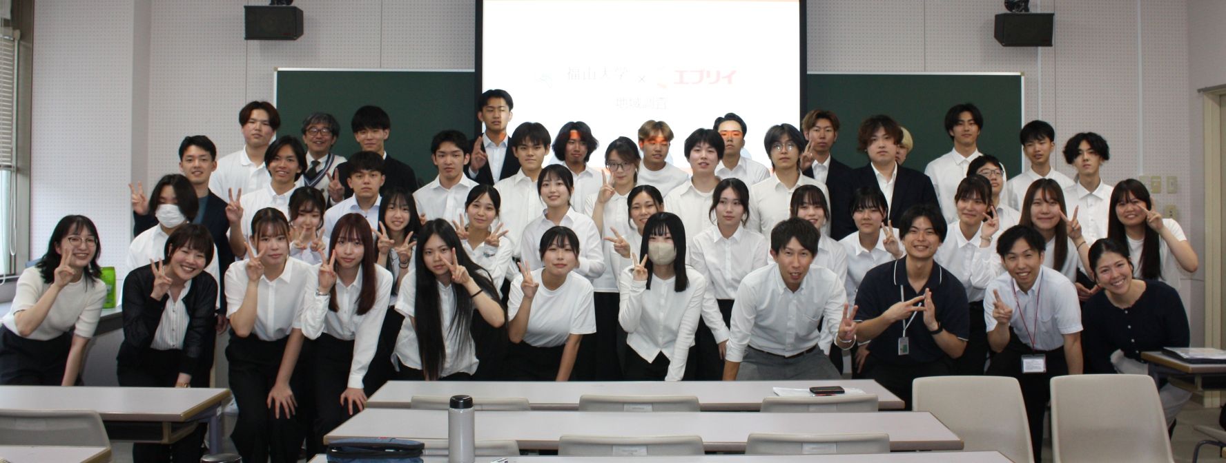 発表後の集合写真:皆さん、良い笑顔ですね。