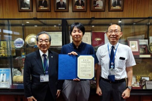 【生物科学科】石塚講師が学長室を訪問し、奨励賞受賞を報告！ 