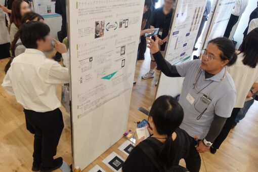 【情報工学科】ARを使った屋内誘導デザイン手法の研究成果をヒューマンインタフェースシンポジウム2026で発表しました 