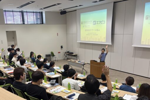 【写真1:株式会社エフピコにおいて説明を受ける様子】
