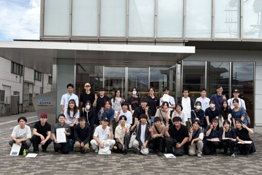 【写真2:株式会社エフピコ総合研究所前での集合写真】