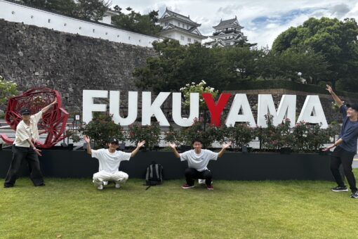 【写真3:福山市中心市街地を散策する両大学混合グループ】