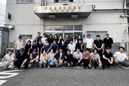 【写真3:福山市中心市街地を散策する両大学混合グループ】